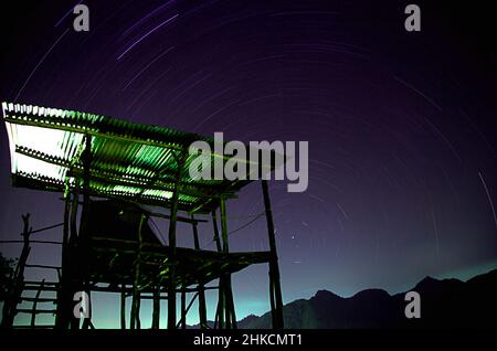 Longues expositions des pistes étoiles formant un cercle autour du camping à Lago de Atitlan au Guatemala. Banque D'Images