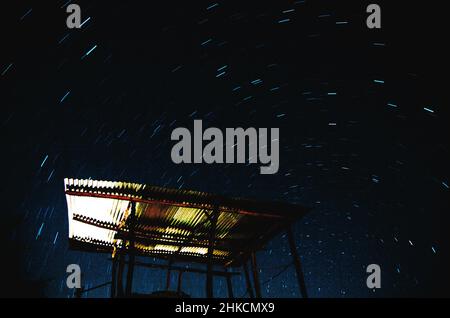 Longues expositions des pistes étoiles formant un cercle autour du camping à Lago de Atitlan au Guatemala. Banque D'Images