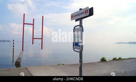 KONSTANZ, ALLEMAGNE - 14 OCT 2015 : la frontière entre l'Allemagne et la Suisse sur le lac de Constance Banque D'Images