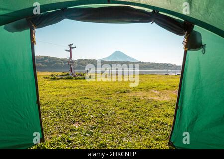 Vue de la tente au lac et à la montagne Banque D'Images