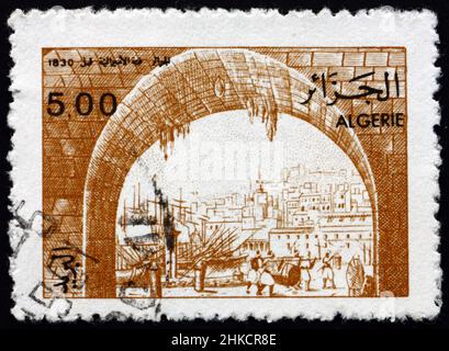 ALGÉRIE - VERS 1989 : un timbre imprimé en Algérie montre la vue d'Alger, 1830, vers 1989 Banque D'Images