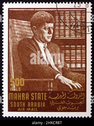 MAHRA STATE - VERS 1967: Un timbre imprimé dans l'état de Mahra montre John F. Kennedy (1917-1963), 35th président des États-Unis, portrait, vers 1967 Banque D'Images
