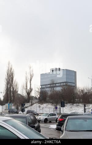 Chisinau, Moldova - 10 octobre 2021: Vue du parc de stationnement au bâtiment de la société ITOwer qui loue des bureaux d'affaires. Banque D'Images