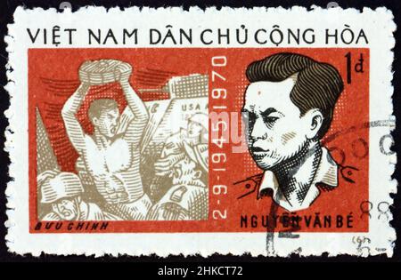 VIETNAM - VERS 1970: Un timbre imprimé au Vietnam montre Nguyen Van être attaquant le char avec la mine, vers 1970 Banque D'Images