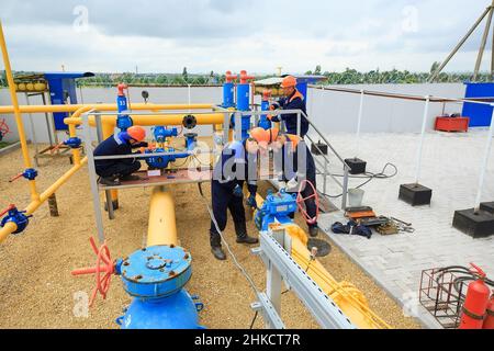 Entretien du gazoduc.Un spécialiste vérifie le tuyau de gaz Banque D'Images