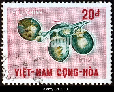 VIETNAM - VERS 1967 : un timbre imprimé au Vietnam montre que l'areca noix est la graine de l'areca palmier (areca catechu), vers 1967 Banque D'Images