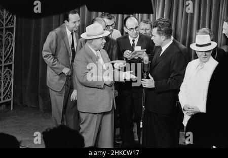 Le dirigeant soviétique Nikita Khrouchtchev, le vice-président américain Richard Nixon et d'autres personnes qui se sont servies de boissons lors de la visite de Nixon en Union soviétique, Thomas J. O'Halloran, U.S. News & World Report Magazine Photograph Collection, juillet 1959 Banque D'Images