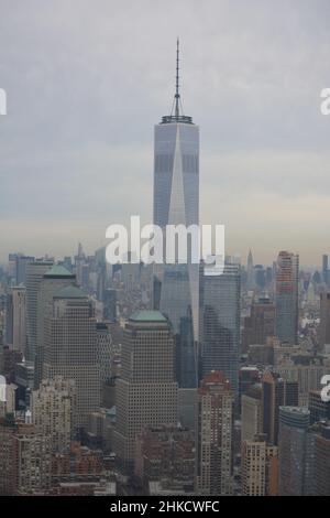 New York City One World Trade Center et Skyline photographiés lors d'un vol en hélicoptère avant le coucher du soleil Banque D'Images