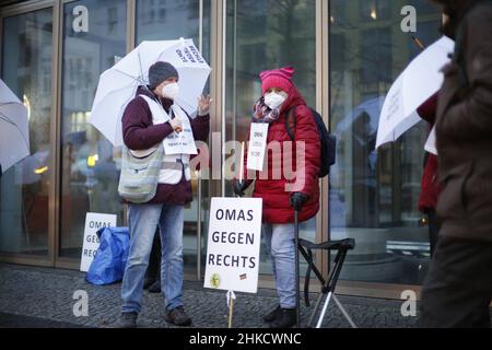 Berlin, Allemagne.01st févr. 2022.Des manifestants manifestent contre la haine et les discours de haine dans la Schloßstrasse, dans le quartier berlinois de Steglitz, à Berlin, en Allemagne, le 1 février 2022.(Photo de Simone Kuhlmey/Pacific Press/Sipa USA) crédit: SIPA USA/Alay Live News Banque D'Images