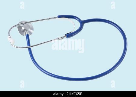 Vue du stéthoscope professionnel médical isolé sur fond bleu. Banque D'Images