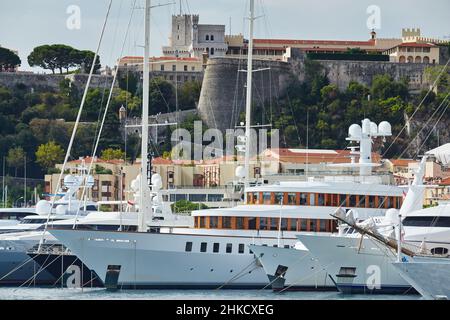 Monaco, Monte-Carlo, beaucoup de grands yachts à moteur sont garés côte à côte dans le port, avec d'énormes ailes entre eux pour éviter la collision par temps ensoleillé Banque D'Images