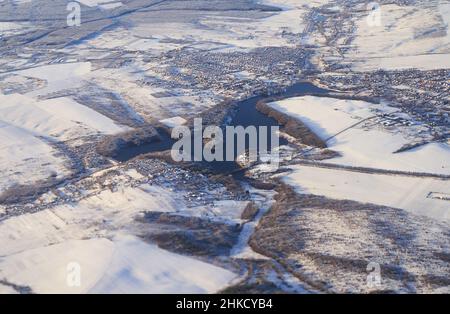 Vue aérienne du lac Hlynna Navaria près de Lviv, Ukraine en hiver. Étang aussi connu sous le nom de Shchyrets Reservoir ou Glynna-Navaria. Banque D'Images