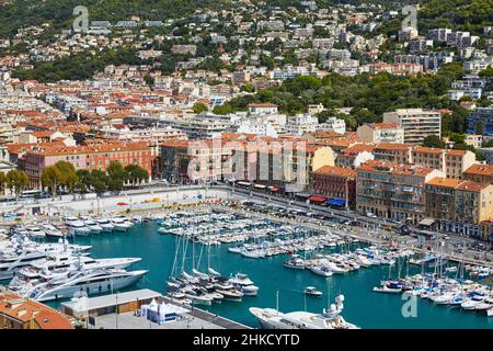 Monaco, Monte-Carlo, beaucoup o bateaux à moteur sont amarrés dans le port à la journée ensoleillée, les cordes d'amarrage vont dans l'eau d'azur, prows de bateaux à moteur dans une rangée, bateau Banque D'Images