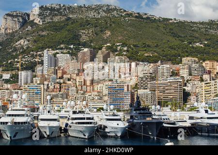 Monaco, Monte-Carlo, beaucoup de grands yachts à moteur sont garés côte à côte dans le port, avec d'énormes ailes entre eux pour éviter la collision par temps ensoleillé Banque D'Images