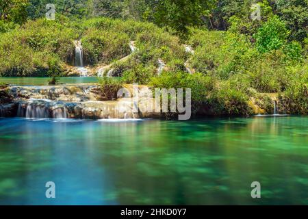 Cascades de Semuc Champey le long de la rivière Cahabon avec une longue exposition, forêt tropicale de Peten, Lanquin, Guatemala. Banque D'Images