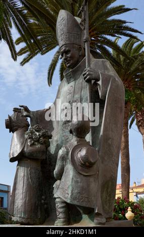 Statue von Papst Johannes Paul II, der 2 Kinder segnet, vor der Kirche Iglesia de la Concepción, San Cristobal de la Laguna, Tenerife, Kanarische Inins Banque D'Images