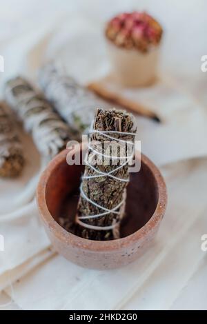 Sauge Smudgestick sur un bol à taches Banque D'Images