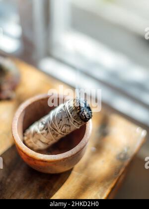 Bâton de sauge et bol de sauge sur une table Banque D'Images