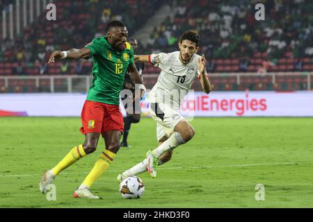 CAMEROUN, Yaoundé, 03 février 2022 - Ahmed El Fotouh d'Egypte et Karl Toko Ekambi du Cameroun pendant la coupe d'Afrique des Nations jouent un match semi-final entre le Cameroun et l'Egypte au Stade d'Olembe, Yaoundé, Cameroun, 03/02/2022/ photo de SF Credit: Sebo47/Alay Live News Banque D'Images