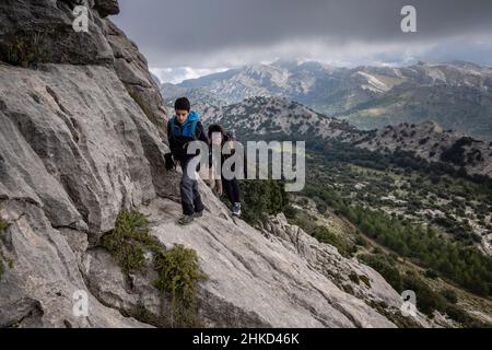 Alpinistes au bord de son Torrella sierra, Fornalutx, Majorque, Iles Baléares, Espagne Banque D'Images