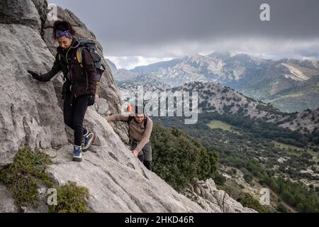 Alpinistes au bord de son Torrella sierra, Fornalutx, Majorque, Iles Baléares, Espagne Banque D'Images