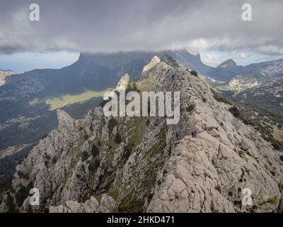 Alpinistes au bord de son Torrella sierra, Fornalutx, Majorque, Iles Baléares, Espagne Banque D'Images