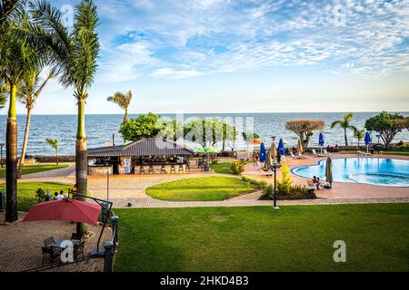 Vue panoramique sur la piscine d'un complexe hôtelier haut de gamme comlex le long des rives du lac Victoria, à Entebbe, en Ouganda Banque D'Images