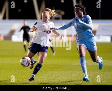 Le Molly Bartrip de Tottenham Hotspur (à gauche) et le Khadija Shaw de Manchester City se battent pour le ballon lors du demi-finale de la FA Women's Continental Tires League Cup au stade Academy, à Manchester.Date de la photo : jeudi 3 février 2022. Banque D'Images