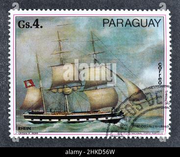 Timbre-poste annulé imprimé par le Paraguay, qui montre la peinture du voilier par P.PEPP, vers 1977. Banque D'Images