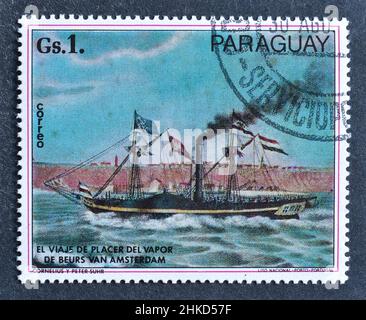 Timbre-poste annulé imprimé par le Paraguay, qui montre Steamship 'de Beurs van Amsterdam' par C. et P. Suhr, vers 1977. Banque D'Images