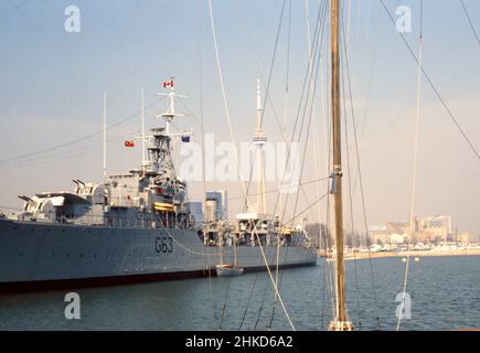 Le NCSM Haida, ancien destroyer de la Marine royale du Canada, est ancré à Toronto, place Ontario, le 1978 mai.Toronto Ontario Canada Banque D'Images