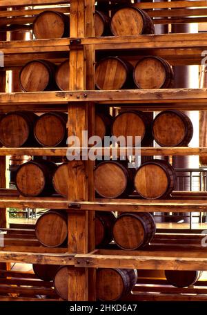 Barils en bois dans l'entrepôt de la distillerie.Ontario Canada Banque D'Images