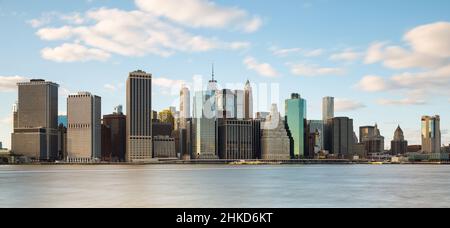 Vue sur South Manhattan depuis les quais de Brooklyn Banque D'Images