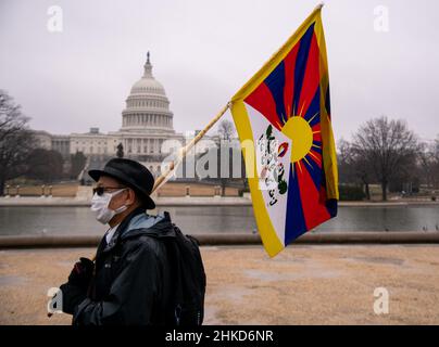 Washington, États-Unis.03rd févr. 2022.Les manifestants se réunissent au Capitole des États-Unis pour le NoBeijing2022 février, un mouvement de protestation mondial qui appelle au boycott des Jeux olympiques d'hiver de 2022 en réponse aux violations des droits de l'homme commises par le gouvernement chinois le 3 février 2022 à Washington, DC (photo de Matthew Rodier/Sipa USA) Credit: SIPA USA/Alay Live News Banque D'Images