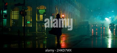 The Matrix Resurrections (2014) réalisé par Lana Wachowski et mettant en vedette Keanu Reeves, Carrie-Anne Moss et Yahya Abdul-Mateen IIRetour à un monde de deux réalités : l'une, la vie quotidienne, l'autre, ce qui est derrière elle.Pour savoir si sa réalité est une construction, pour vraiment se connaître, M. Anderson devra choisir de suivre le lapin blanc une fois de plus. Banque D'Images