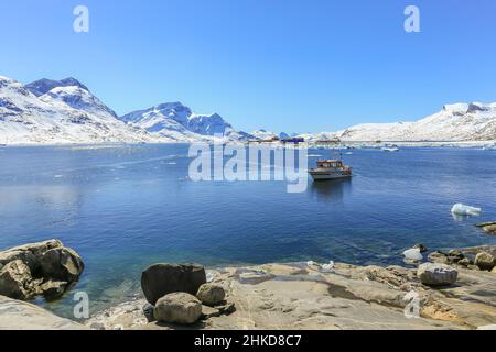 Bateau ancré dans le lagon et l'ancien village de pêcheurs de Qoornoq au milieu du fjord de Nuuk, au Groenland Banque D'Images