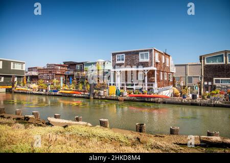 Maisons en bois le long de la rivière à Sausalito, près de San Francisco Banque D'Images