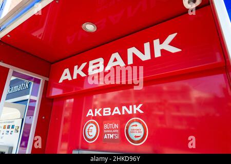 Antalya, Turquie - 18 janvier 2020: Distributeur automatique de billets de banque turque akbank dans une rue à antalya, turquie. Banque D'Images