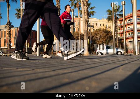 Espagne.29th janvier 2022.Les gens se lasser et faire du jogging le matin sur la promenade de la plage de Barceloneta à Barcelone, Espagne, le 29 janvier 2022.(Photo par Davide Bonaldo/Sipa USA) crédit: SIPA USA/Alay Live News Banque D'Images