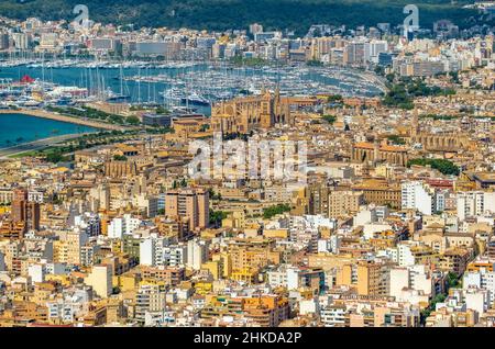 Vue aérienne, Eglise Santa Iglesia Catedral de Mallorca, Cathédrale de Palma, Puerto de Palma, Port de Palma en arrière-plan, Palma, Majorque, Baléares est Banque D'Images