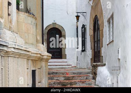 Sant Pol de Mar est le village le plus pittoresque de la Costa Brava avec ses maisons blanches qui descendent jusqu'à la mer. Banque D'Images