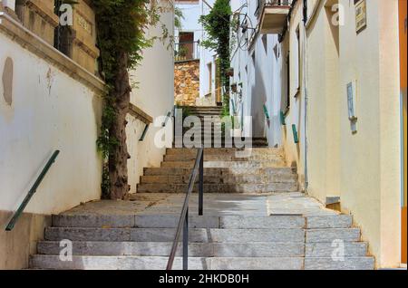 Sant Pol de Mar est le village le plus pittoresque de la Costa Brava avec ses maisons blanches qui descendent jusqu'à la mer. Banque D'Images