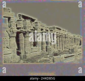 Inspiré par Une colonnade du temple d'Isis sur l'île de philae.E 111. Colonnes du temple d'Isis, philae., la photographie fait partie de la série de photographies de l'Egypte recueillies par Richard Polak., Antonio Beato, Egypte, c. 1895 - c. 1915, papier, imprimé albumine, hauteur 198 mm × largeur 259, réimaginé par Artotop. L'art classique réinventé avec une touche moderne. Conception de lumière chaleureuse et gaie, de luminosité et de rayonnement de lumière. La photographie s'inspire du surréalisme et du futurisme, embrassant l'énergie dynamique de la technologie moderne, du mouvement, de la vitesse et révolutionne la culture Banque D'Images