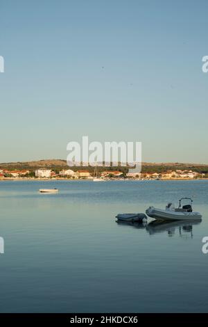 Bateau gonflable offshore amarré sur une mer, Vir, Croatie. Banque D'Images
