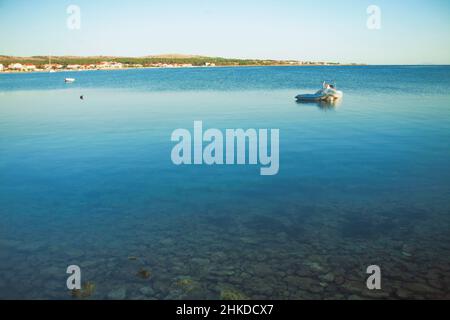 Bateau gonflable offshore amarré sur une mer, Vir, Croatie. Banque D'Images