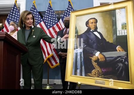 Washington, États-Unis.03rd févr. 2022.Nancy Pelosi, Présidente de la Chambre des représentants des États-Unis, se présente à côté d'un portrait de Joseph H. Rainey, en tant que représentant démocrate de Caroline du Sud James Clyburn (Retour). Regardez pendant une cérémonie de dévoilement de la salle Joseph H. Rainey, sur Capitol Hill à Washington, DC, Etats-Unis, le 03 février 2022.Rainey a été la première personne noire à siéger à la Chambre des représentants des États-Unis.Photo de pool par Michael Reynolds/UPI crédit: UPI/Alay Live News Banque D'Images