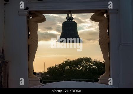 Clocher au coucher du soleil dans la cathédrale de León, classée au patrimoine mondial de l'UNESCO, León, Nicaragua Banque D'Images