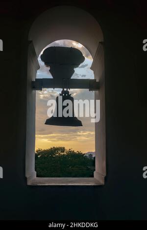 Clocher au coucher du soleil dans la cathédrale de León, classée au patrimoine mondial de l'UNESCO, León, Nicaragua Banque D'Images