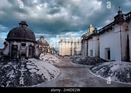 Les magnifiques dômes sur le toit de la cathédrale de León, classée au patrimoine mondial de l'UNESCO, León, Nicaragua Banque D'Images