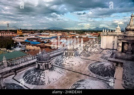 Les magnifiques dômes sur le toit de la cathédrale de León, classée au patrimoine mondial de l'UNESCO, León, Nicaragua Banque D'Images